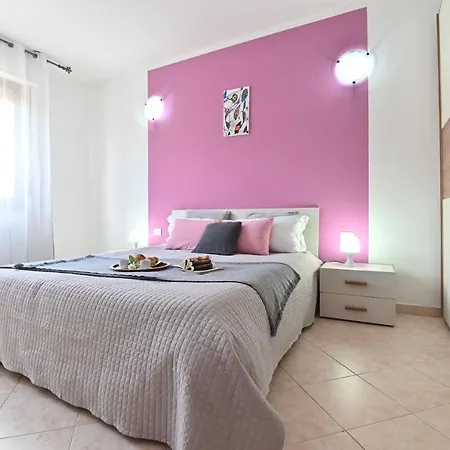 Izzhome Njoy Apartament *