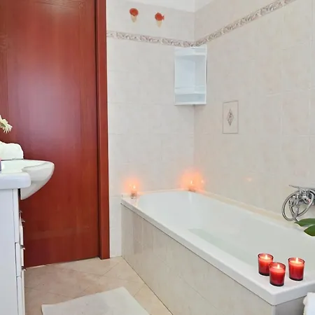 Apartment Izzhome Njoy Pula